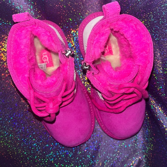 Child Neumel Graphic Outline Chukka UGG Boot - Picture 3 of 9